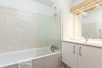 Residence Les Sybelles - badkamer met wastafel en douche